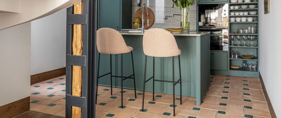 Espejo & Goyanes diseñan una pequeña cocina con suelo de barro.