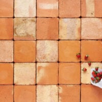 baldosas cuadradas de 30 cms elaboradas a mano con barro cocido