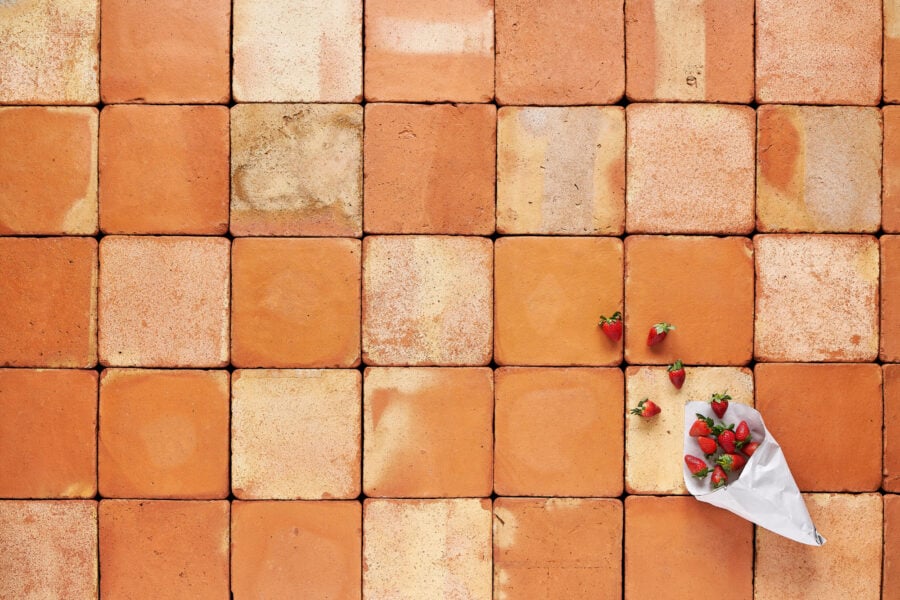 baldosas cuadradas de 30 cms elaboradas a mano con barro cocido