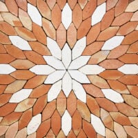 Suelos de barro originales. Baldosas artesanales en forma de prisma de gran formato.