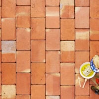 Suelo de barro con baldosas rectangulares