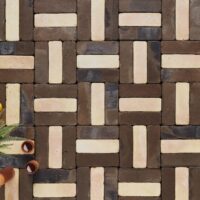 Suelos de barro originales en todobarro. Baldosas rectangulares hechas a mano en tonalidad pizarra y paja flameada colocadas en tríos