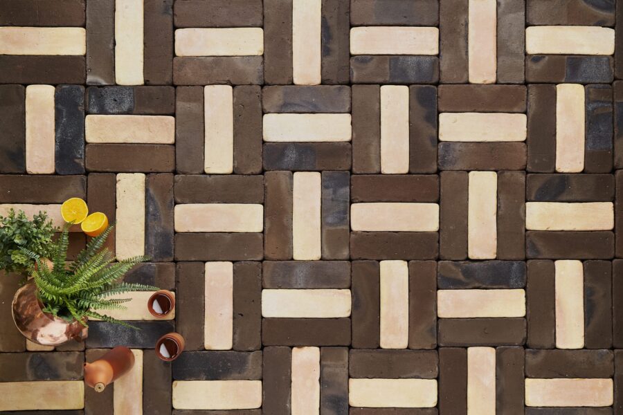 Suelos de barro originales en todobarro. Baldosas rectangulares hechas a mano en tonalidad pizarra y paja flameada colocadas en tríos