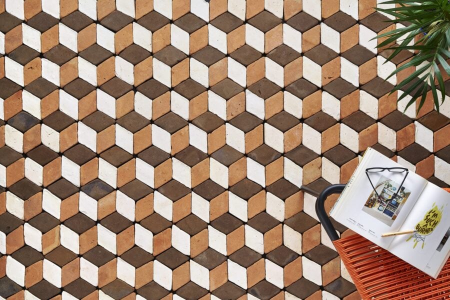 baldosas en forma de rombo en tres tonalidades que generan la ilusión óptica de un suelo en relieve