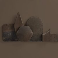 Piezas de barro artesanales en tonalidad pizarra