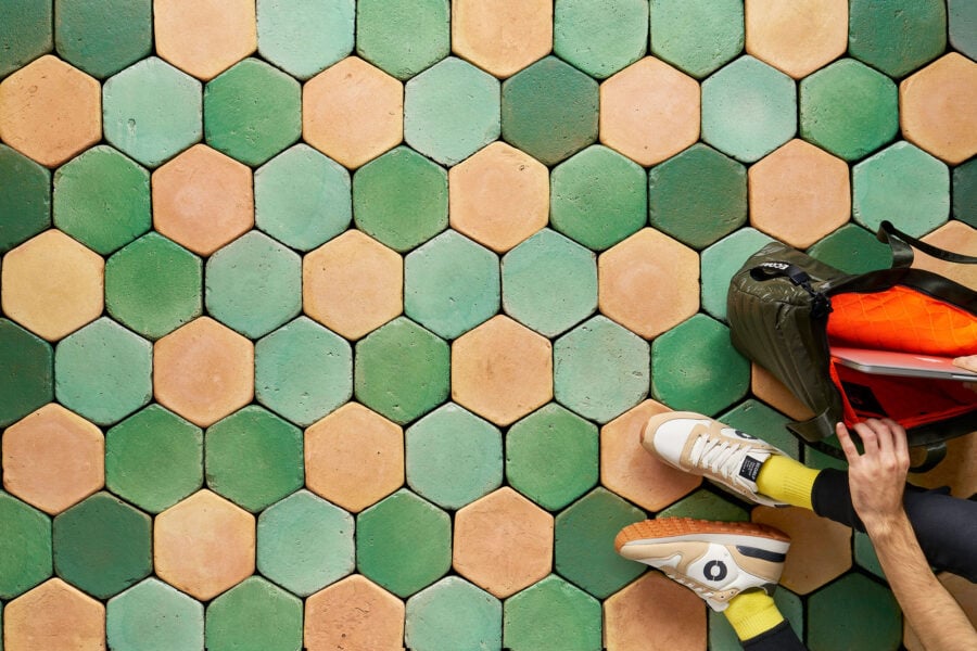 Baldosas de barro en forma de hexágono