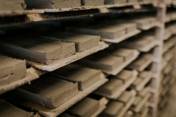 Piezas de barro cociéndose en un horno árabe tradicional