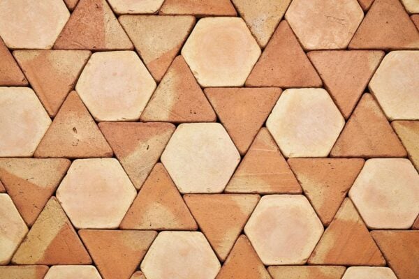 Triángulos y hexágonos. Baldosas de barro cocido.