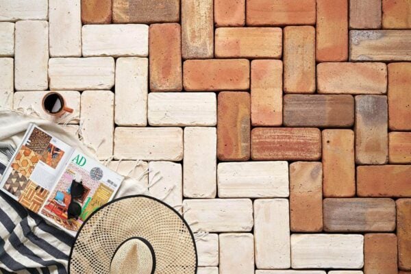 Suelo de ladrillo de barro cocido en tonalidad rojiza y blanca