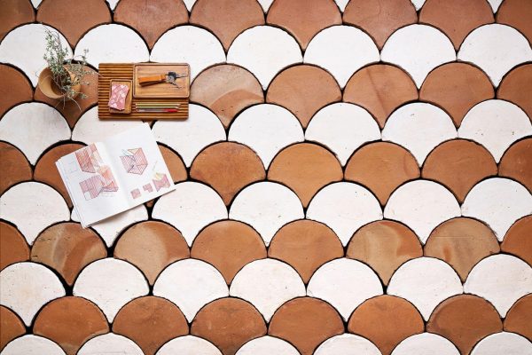 Matices arabescos en los suelos de barro