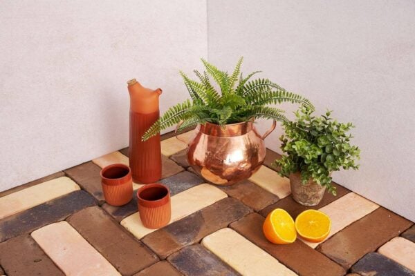 Suelos de barro. Pavimento cerámico hecho a mano y natural que recuerda a las baldosas antiguas