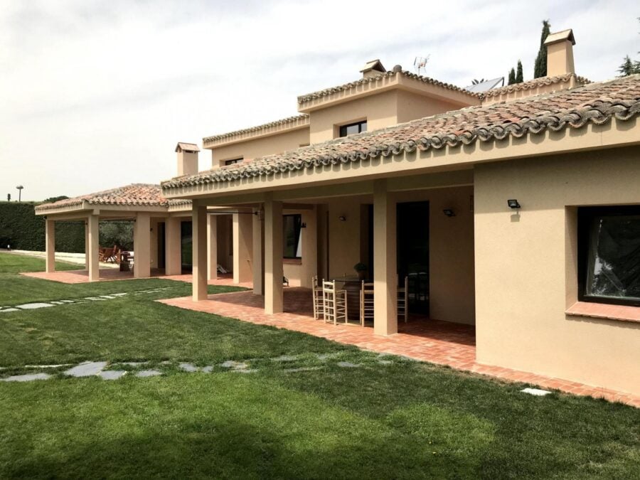 Casa con pavimento de barro y jardín