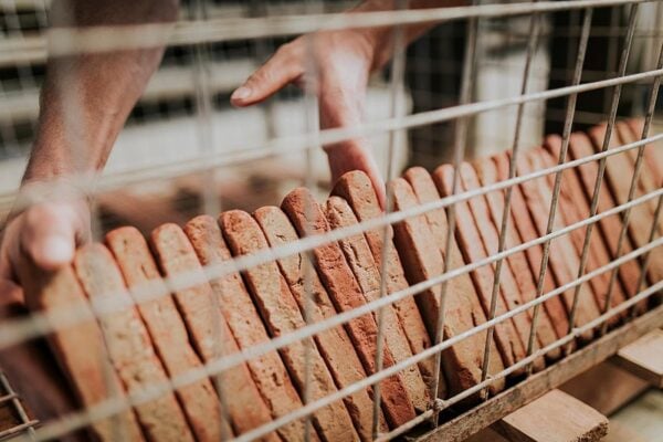 Fabricación artesanal de baldosas de barro