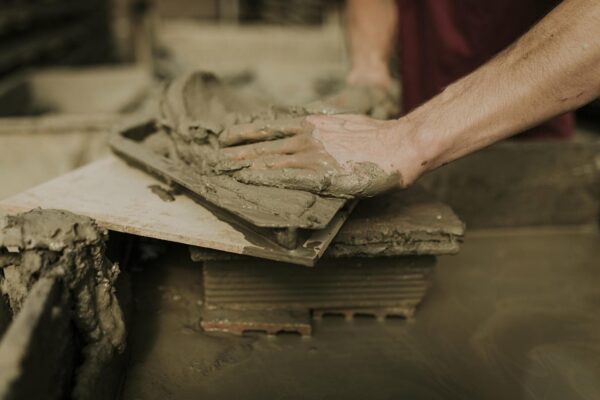 la artesanía es la base de nuestro trabajo en Todobarro. En la imagen se ven las manos de uno de nuestros artesanos modelando el barro.