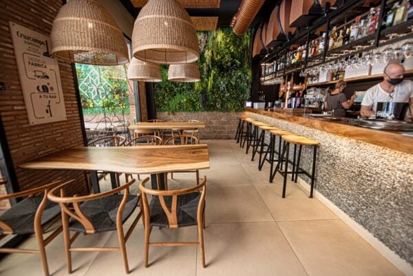 Restaurante con pared de barro