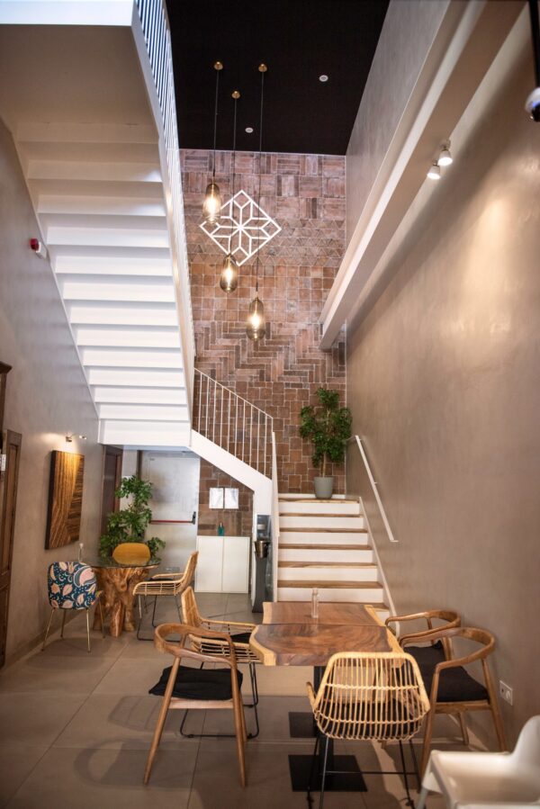 pared de barro con baldosas artesanales