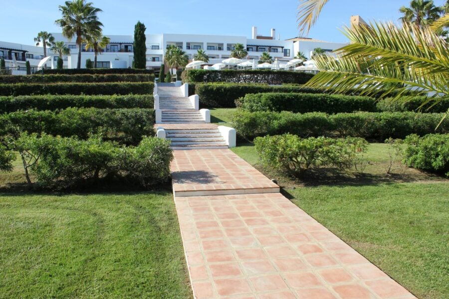 suelo de barro rústico en el hotel Fuerte El Rompido