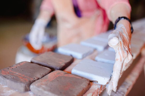 Neoartesanía. Azulejos de barro cocido