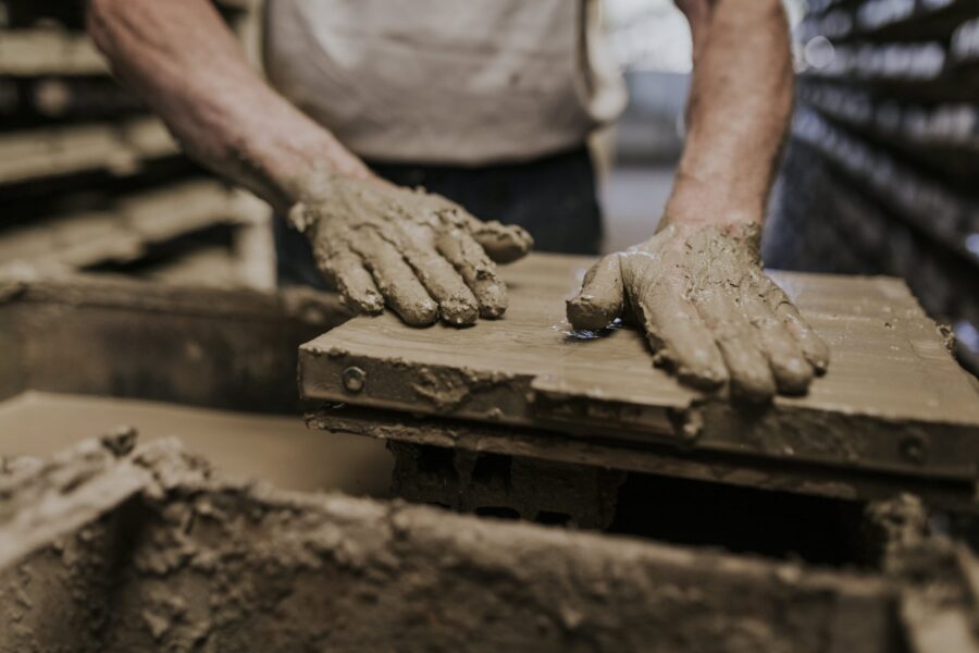 Neoartesanía. Plano de as manos de un hombre trabajando de manera artesanal el barro cocido desde una empresa sostenible