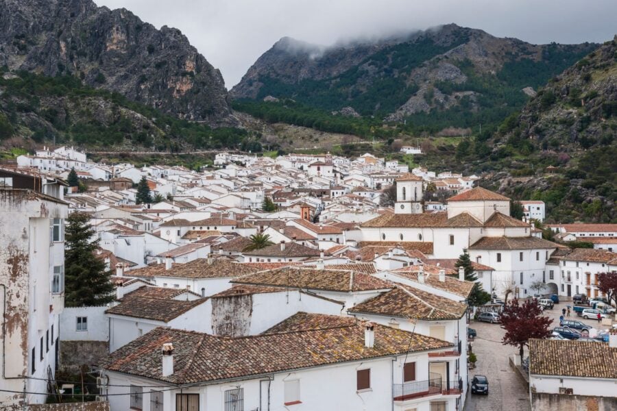 Fotografía panorámica de Grazalema, uno de los Pueblos Blancos que practican principios de arquitectura bioclimática