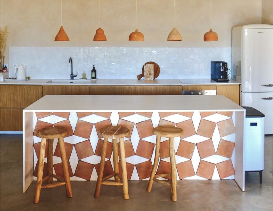 Una isla de cocina muy artesanal