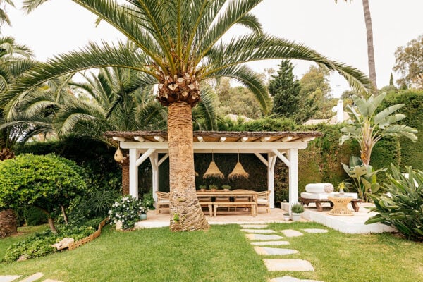 Vista de terraza exterior mediterránea con suelo de barro