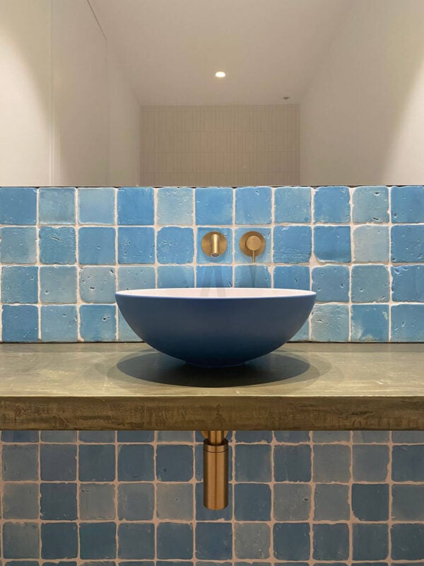 Lavabo con baldosa de barro