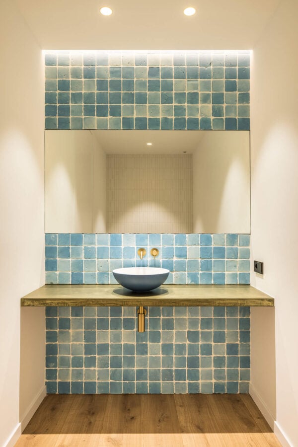 Baldosa azul en baño de Valencia