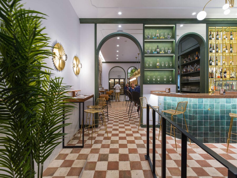 De Madrid al suelo… de barro: la ‘tasca’ canaria de Manuela Jimena