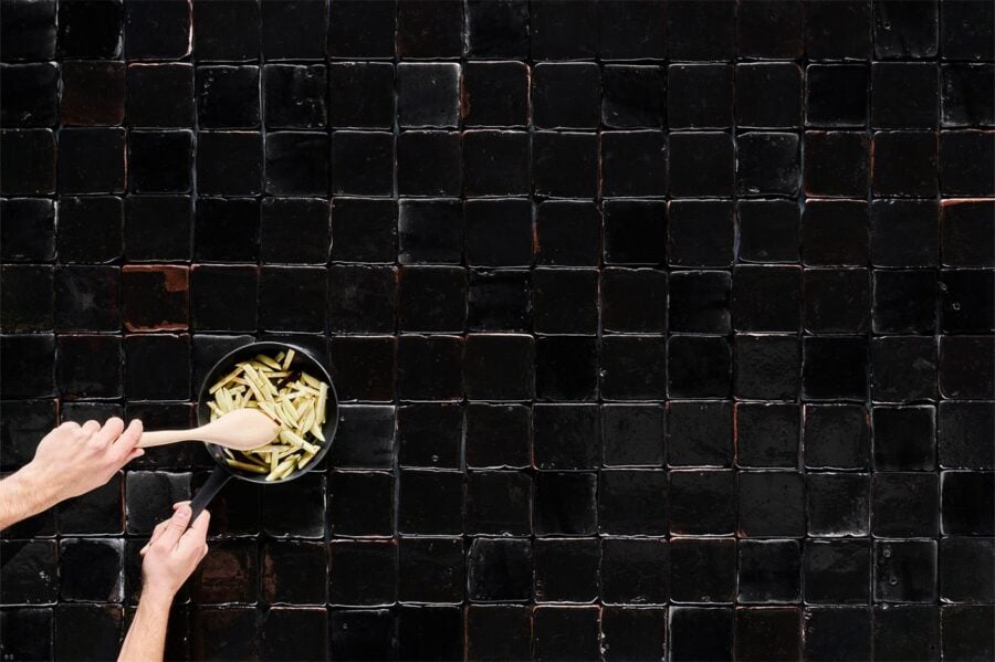 azulejos negros hechos a mano