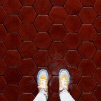 azulejo artesanal con forma de hexágono