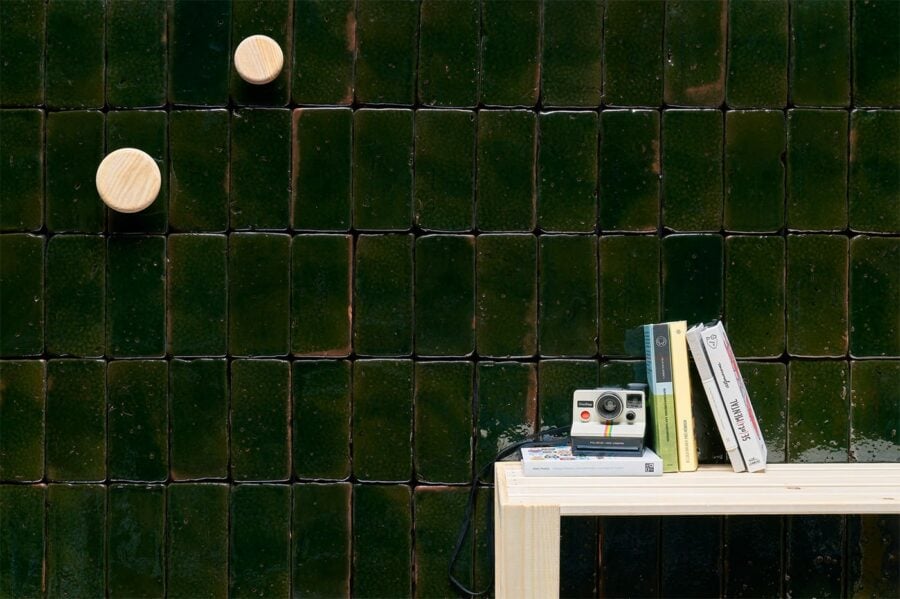 azulejos oscuros hechos a mano