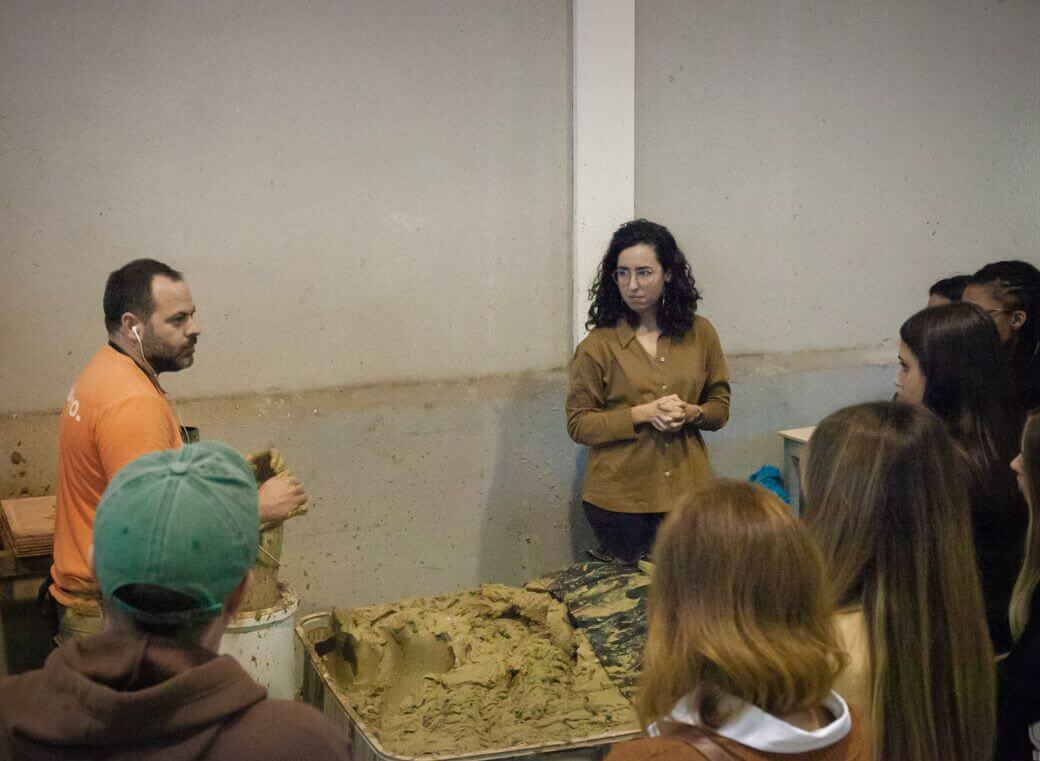 Nuestro artesano explica a los alumnos el proceso de cada baldosa.