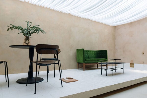 El salón del showroom donde luce nuestra baldosa Rectángulo 20x10