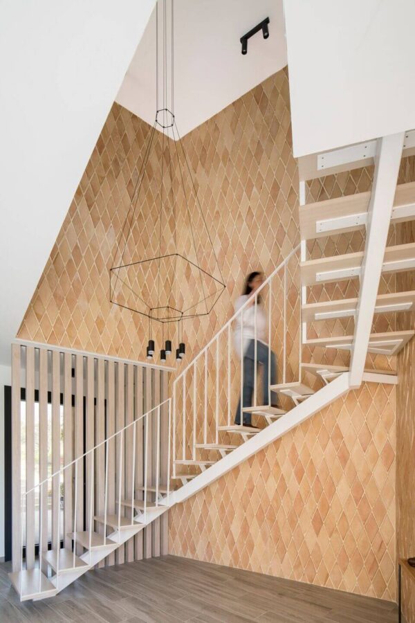 Otra vista de la escalera con el suelo de barro Rombo Octo, de todobarro