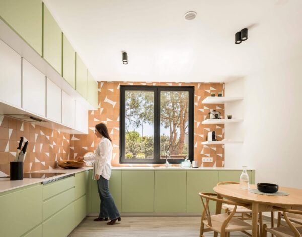 Interior de la cocina de la Casa LLO, ideada por OOIIO