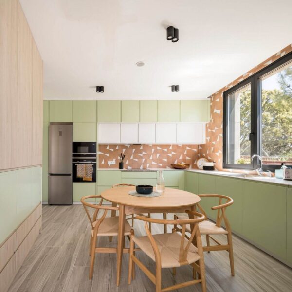 Comedor integrado en la cocina de la Casa LLO