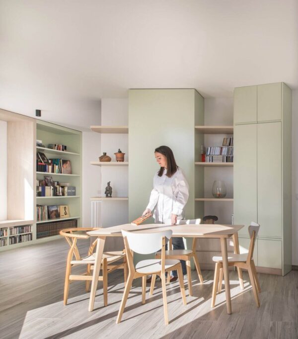 Biblioteca y zona de descanso en el interior de la Casa LLO