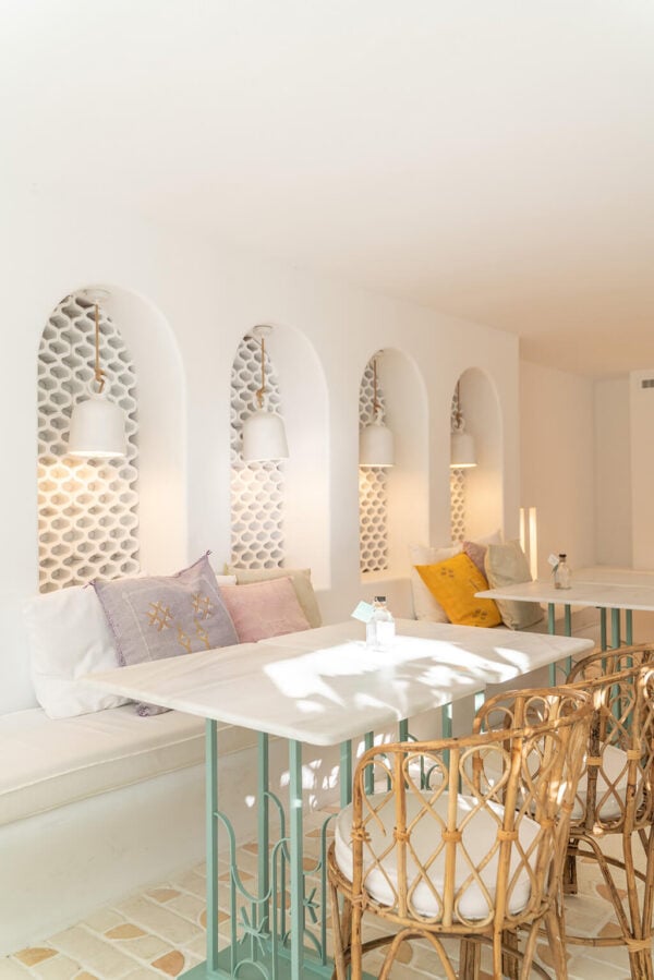 Detalles meticulosos: La teselación a medida de Todobarro realza la estética de Rachels Eco Love en Puente Romano, Marbella.