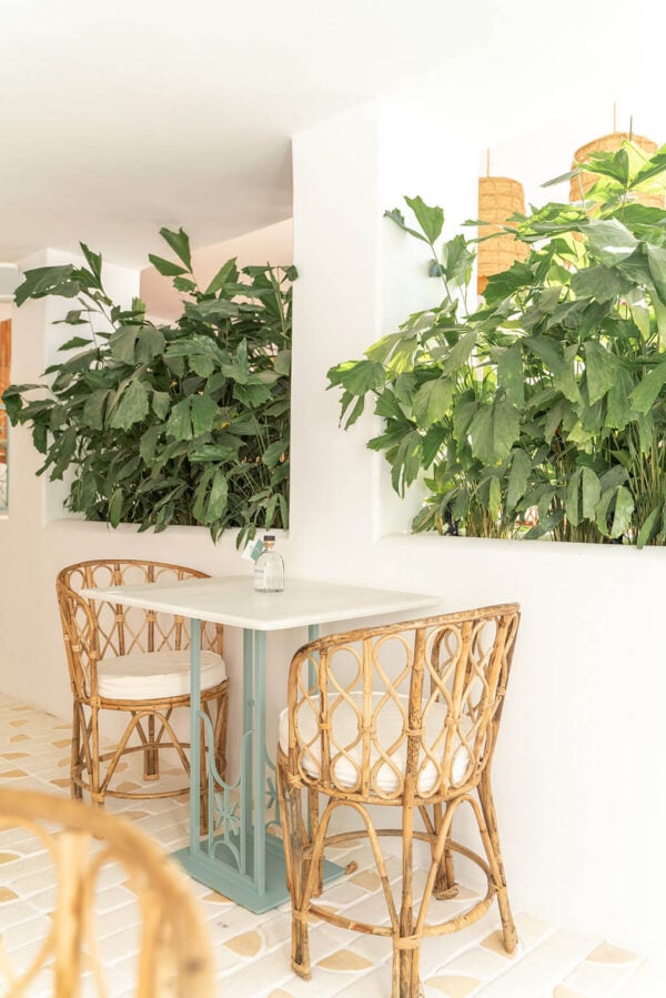 La excelencia en la artesanía: Todobarro elabora una teselación personalizada que resalta la identidad de Rachels Eco Love en Puente Romano, Marbella.