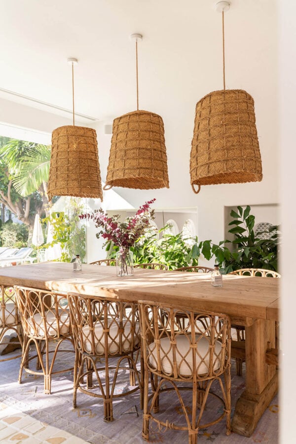 El mimbre destaca como complemento junto a las teselaciones de todobarro.