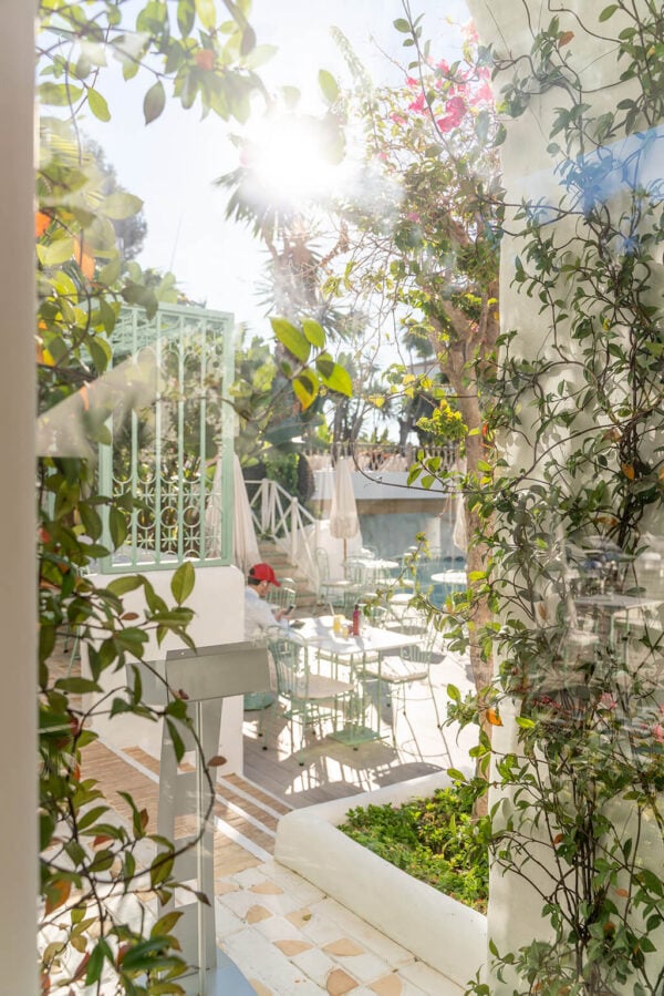 Un lienzo de creatividad: La teselación a medida de Todobarro transforma Rachels Eco Love en una experiencia visual en Puente Romano, Marbella.