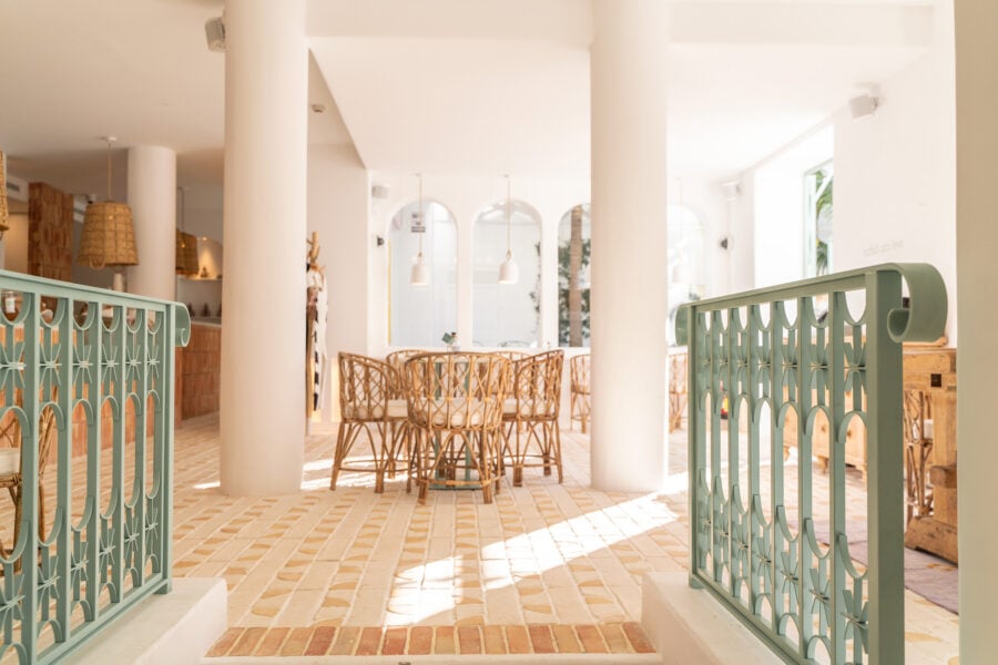 Arte en cada detalle: Todobarro crea una teselación a medida para Rachels Eco Love, un restaurante especializado en Puente Romano, Marbella.