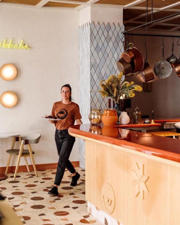 Una experiencia sensorial: El Rombo ISO 10 de todobarro crea una atmósfera única en el Restaurante Sabbaba del Hotel Montesol, Ibiza.