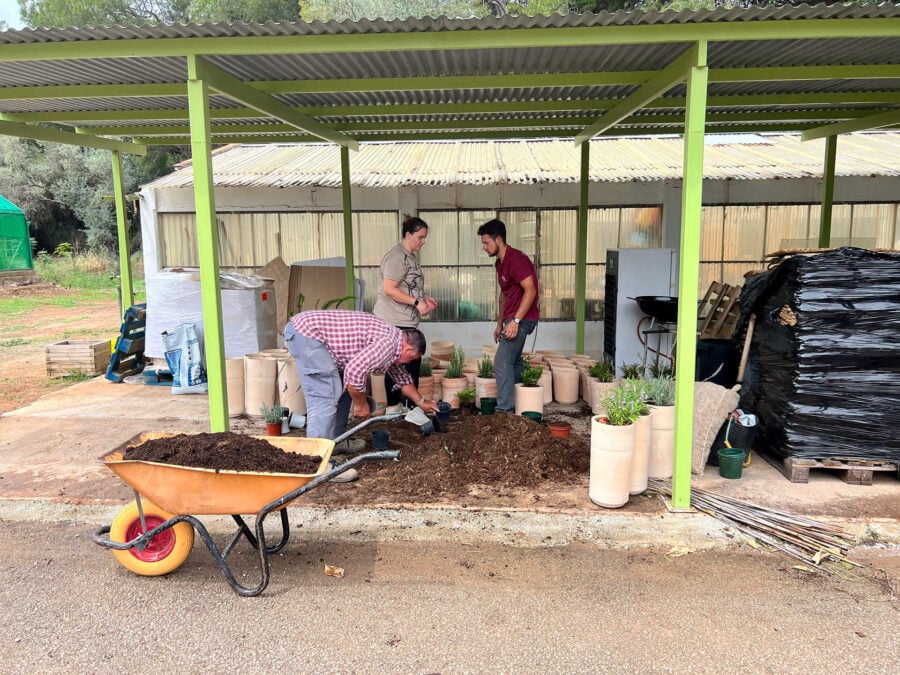 Maceteros de barro y naturalización de espacios: nuestra apuesta para Material Matters 2023