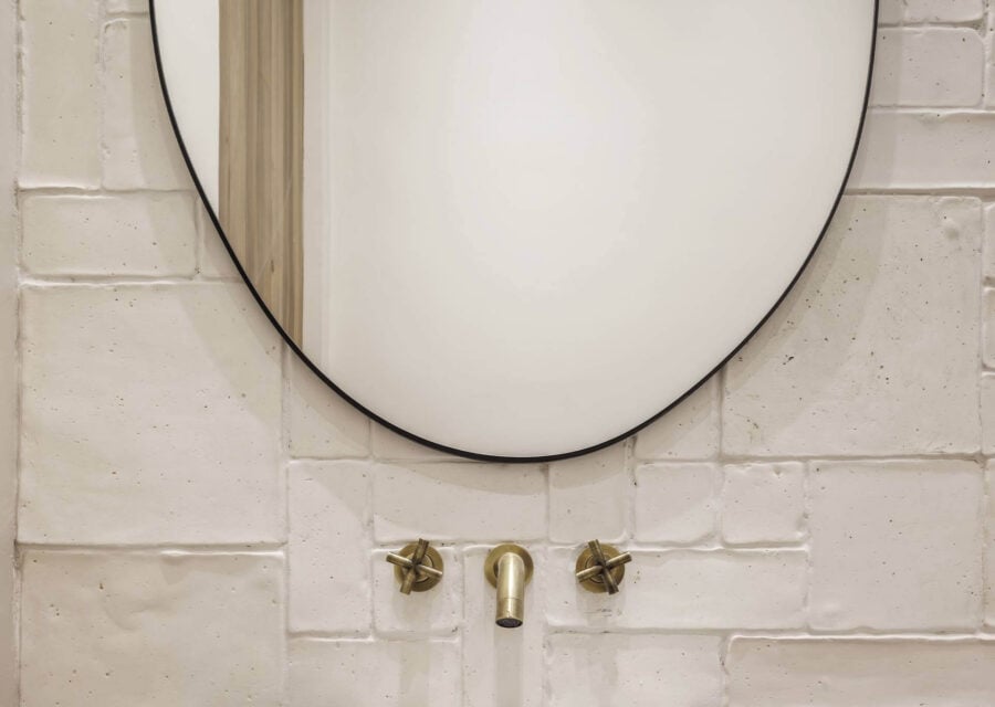 Una pared de barro natural para un baño con carácter