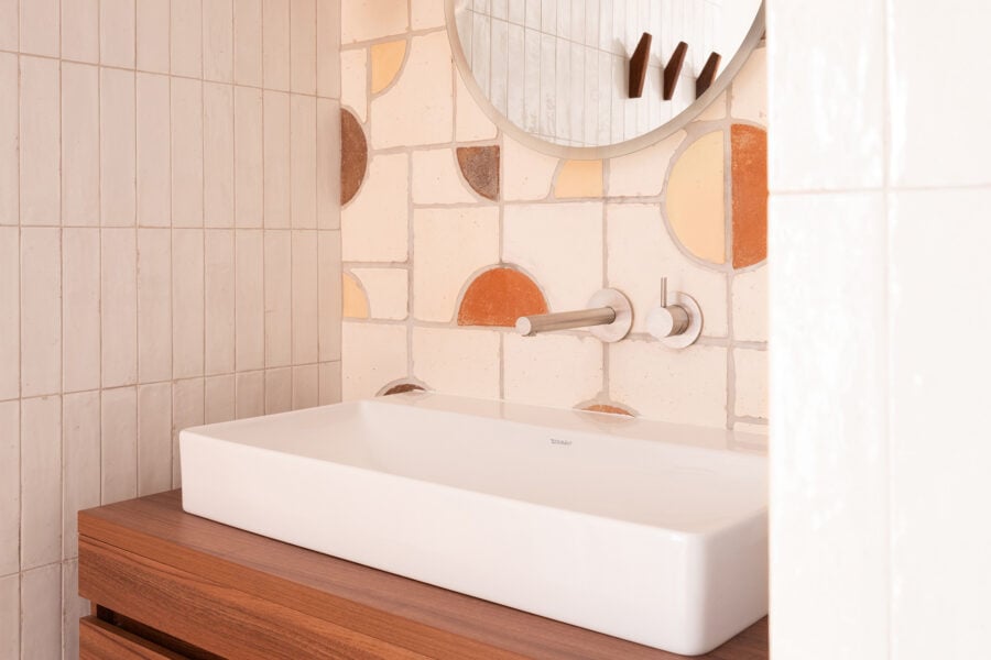 Baldosas de barro para una reforma mediterránea en el corazón de París