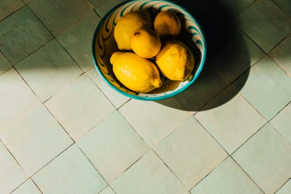 Zellige Field: Versátil de 10×10 cm para estancias pequeñas y medianas. Piezas sueltas con grosor de 1,2 a 2 cm.