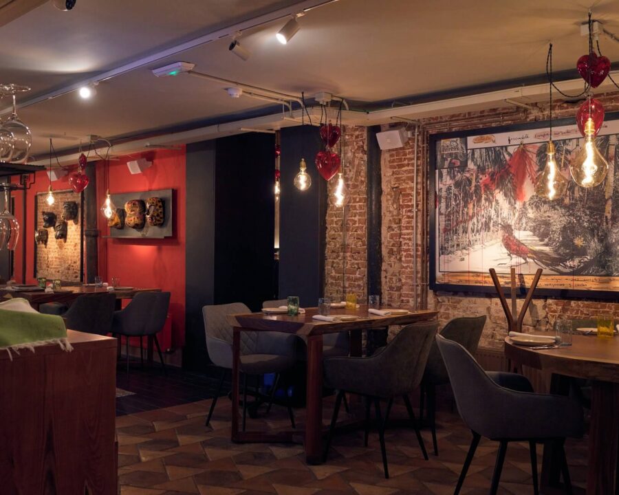 Una selección de piezas de barro diferentes para un restaurante mexicano en Holanda