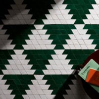 Baldosa Zellige Piña: Colores Grazalema y Cal con diseño geométrico moderno de cenefa andaluza.